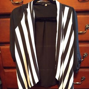 Medium Black and White 3/4 sleeve striped thin blazer